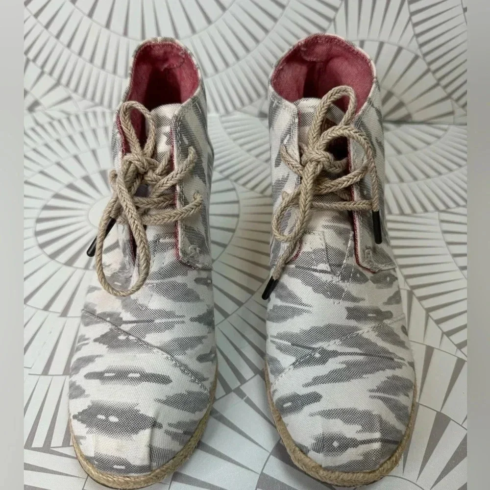 Toms Desert Ankle Boots Chukka Womans Size 7.5 canvas Wedge Heels